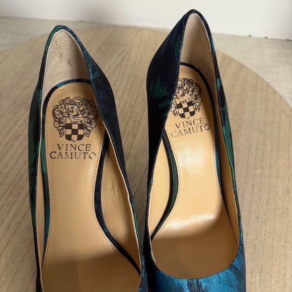 Vince Camuto Women’s Pointed Toe Heels Teal Green Satin Size 6.5 - Picture 2 of 7